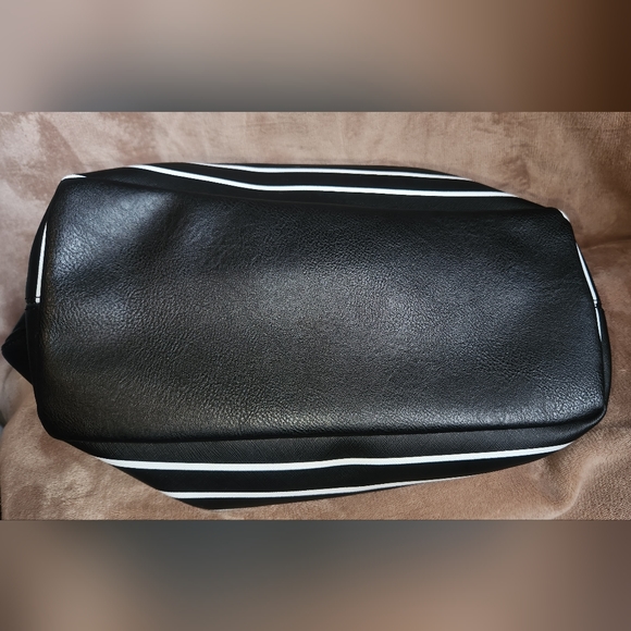 Kenneth Cole Reaction Large Black & White Bag - Picture 6 of 11